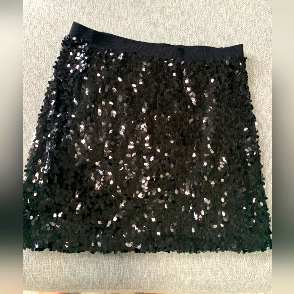 Fun & sparkly black sequin DKNY mini skirt
